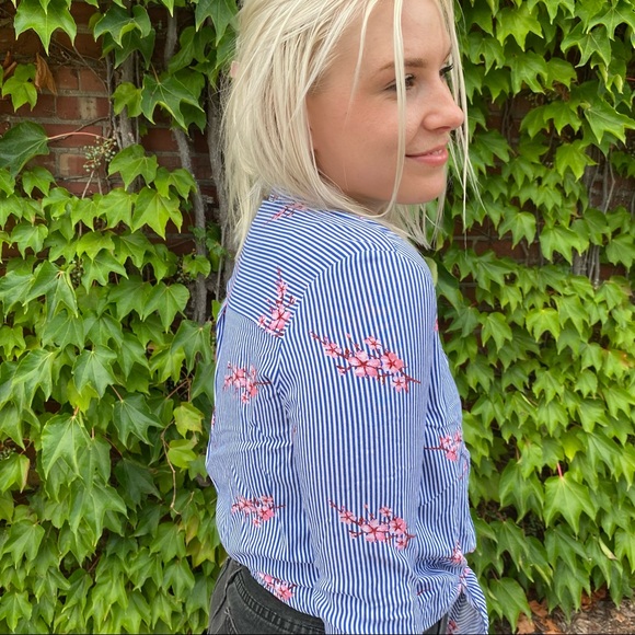 Signature 1 Studio Top - Picture 2 of 6